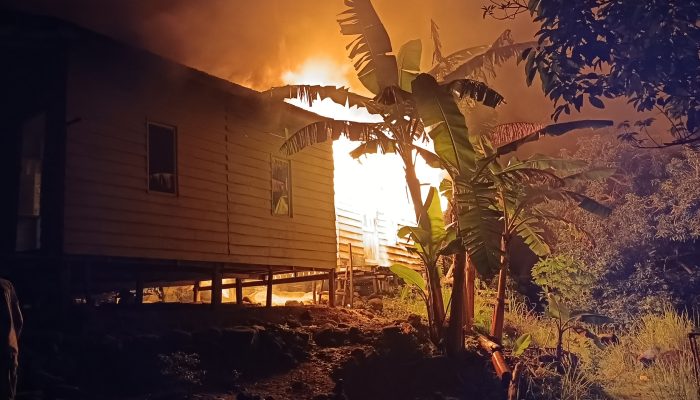 ‎Si Jago Merah Mengamuk di Letung, Satu Unit Rumah Ludes Terbakar
